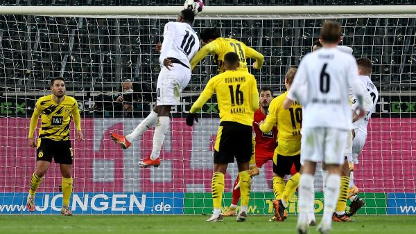مونشنغلادباخ يضاعف متاعب دورتموند