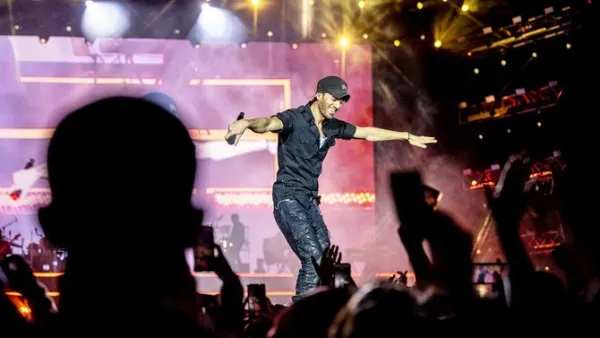Music superstar Enrique Iglesias performs at a 2018 concert held in Riyadh. The coronavirus disease (COVID-19) pandemic may have hit the music industry but it has failed to dampen the spirits of music lovers in the Kingdom. (Social media)