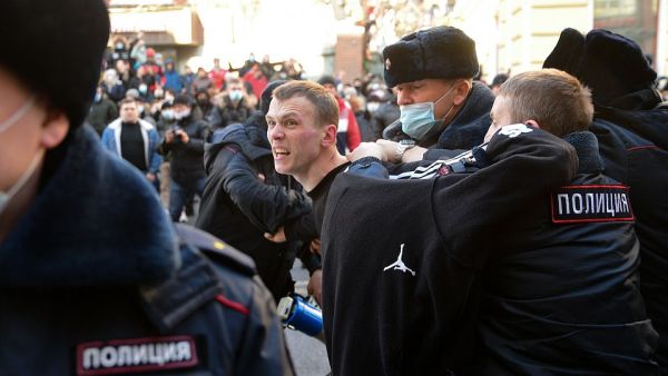 Police officers detain a man during a rally in support of jailed opposition leader Alexei Navalny in the far eastern city of Vladivostok on January 23. (AFP/File)