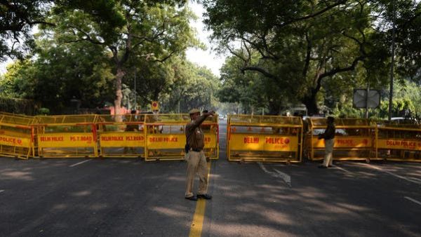 Indian policemen close a road leading towards the Israeli embassy. (File photo: AFP)