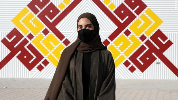 طالبة في جامعة كارنيجي ميلون في قطر تنشر الفن والأمل في أرجاء الدوحة