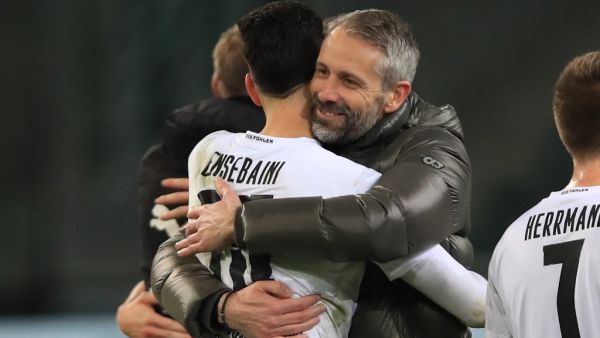 Moenchengladbach's coach Marco Rose (R) embraces Algerian defender Ramy Bensebaini after the match (Photo: WOLFGANG RATTAY / AFP)