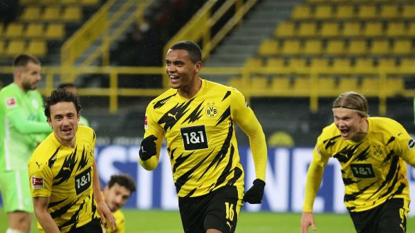 آكانجي يحتفل بهدفه