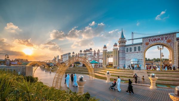 دعت القرية العالمية طلاب الجامعات لاستعراض أفكارهم التجارية المبتكرة وتعزيز قدراتهم في مجال ريادة الأعمال تحضيراً لانطلاقهم في عالم الأعمال المليء بالفرص والإمكانات 