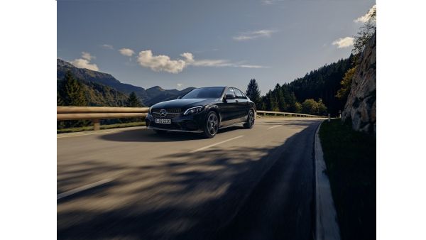 مرسيدس - بنز عُمان تقدم لعشاق الفخامة والكفاءة نجمة الدفع الهجين Plug-in من الفئة C 300 e ابتداءً من 23,495 ريال عُماني