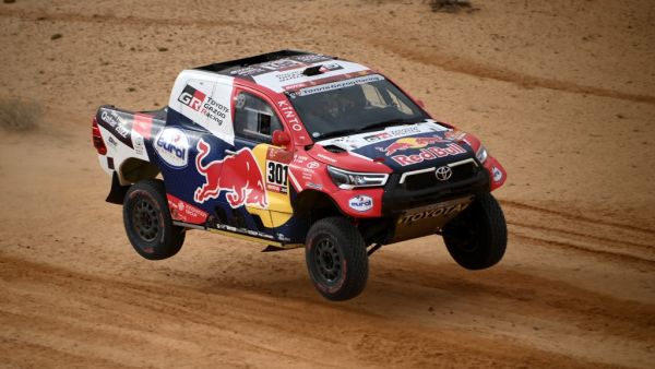 العطية يواصل مطاردة بيترهانسيل