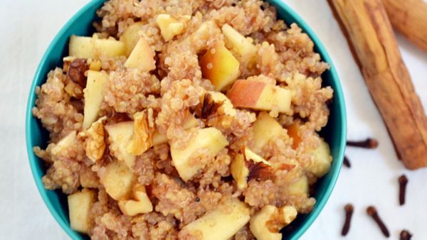 طبق الكينوا بالتفاح والجوز