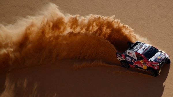Mini’s Spanish driver Carlos Sainz and co-driver Lucas Cruz overtake Toyota’s Jakub Przygonski of Poland and Gottschalk of Germany during Stage 3 of the Dakar Rally. (Photo: AFP)