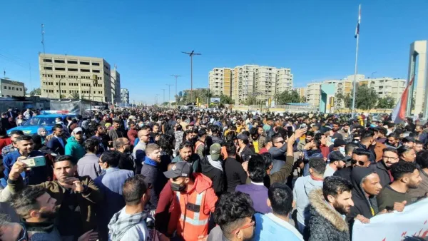 المئات من الخريجين وحملة الشهادات العليا خرجوا بتظاهرة كبيرة وسط بغداد