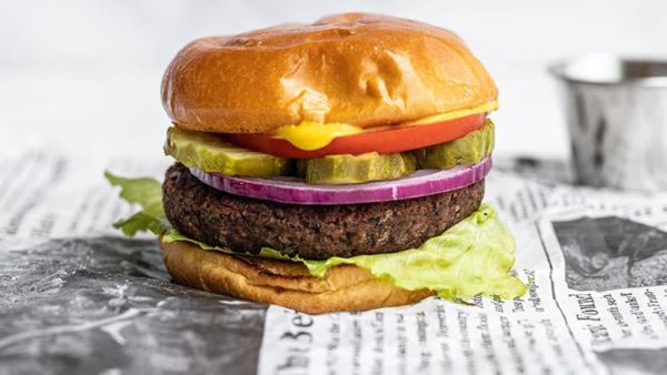 برجر نباتي بالسريراتشا الحارة