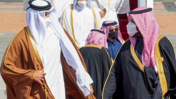 Sheikh Tamim bin Hamad al-Thani, left, is greeted by Crown Prince Mohammed bin Salman  on his arrival in the city of AlUla in Saudi Arabia on Tuesday © Saudi Royal Palace/AFP/Getty