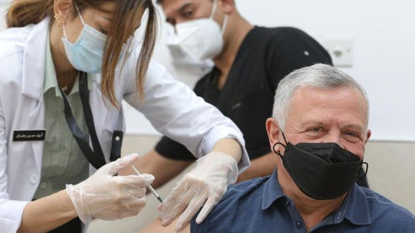 العاهل الاردني الملك عبد الله الثاني يتلقى اللقاح المضاد لكورونا