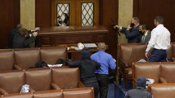 أنصار ترامب خلال محاولتهم اقتحام قاعات الكونجرس الأمريكي