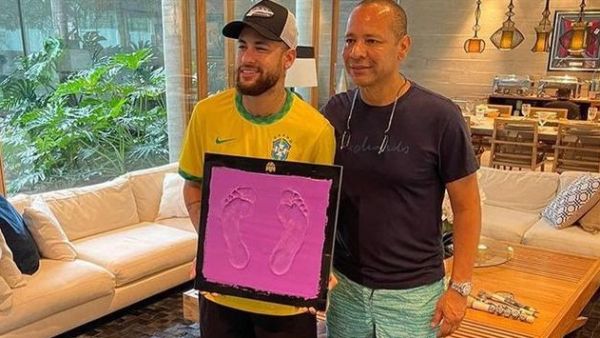 نيمار يعرض بصمة قدمه