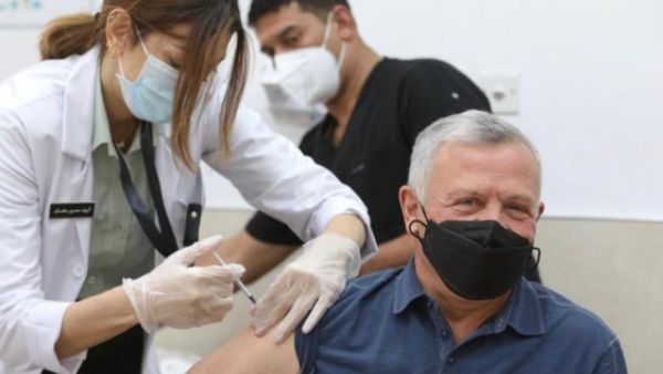 الملك عبدالله الثاني يتلقى لقاح كورونا