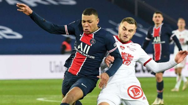 كيليان مبابي (يسار) خلال المباراة