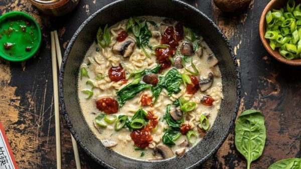 رامين بالفطر (طبق نباتي )