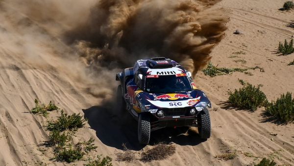Mini's Spanish driver Carlos Sainz and co-driver Lucas Cruz compete during Stage 1 of the 2021 Dakar Rally in Saudi Arabia, on January 3, 2021. (Photo: FRANCK FIFE / AFP)