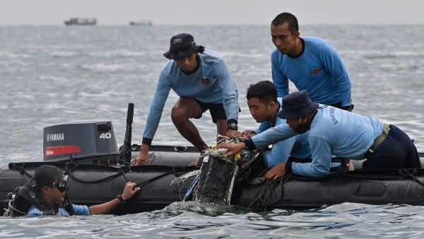 جانب من عمليات البحث عن حطام الطائرة المنكوبة