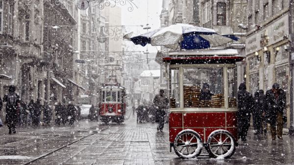 Traditional fast food of Istanbul on Beyoglu  (Shutterstock)