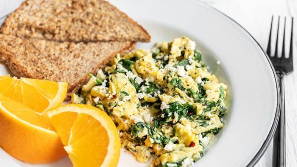 البيض المخفوق بالسبانخ والفيتا