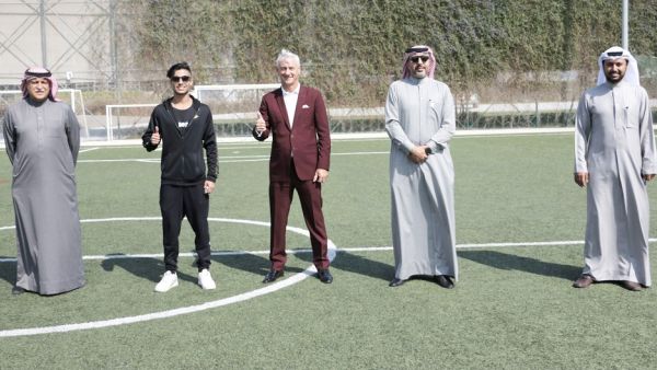 "ديار المحرق" تستضيف أسطورة كرة القدم اللاعب إيان راش