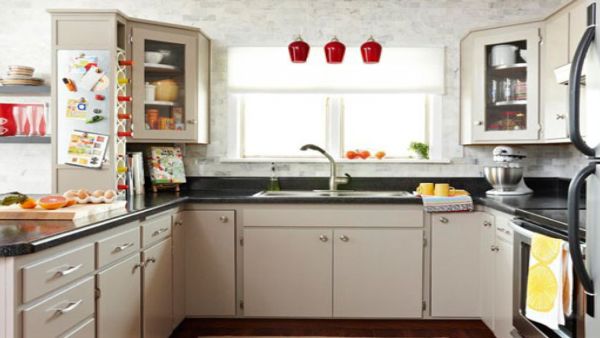 من الضروري أن تتبع الاكسسوارات وأدوات المائدة، اللون الذي يُميِّز الجدار المذكور في المطبخ  من الضروري أن تتبع الاكسسوارات وأدوات المائدة، اللون الذي يُميِّز الجدار المذكور في المطبخ