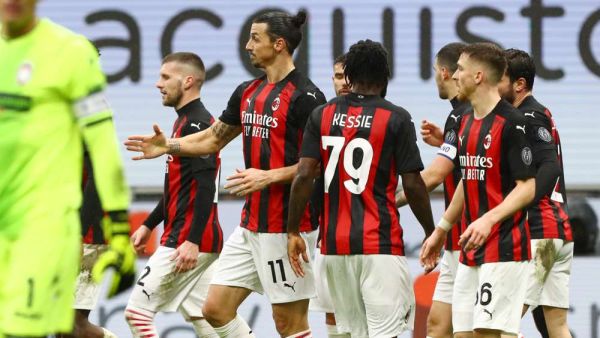 إبراهيموفيتش يقود ميلان لزعامة الدوري الإيطالي