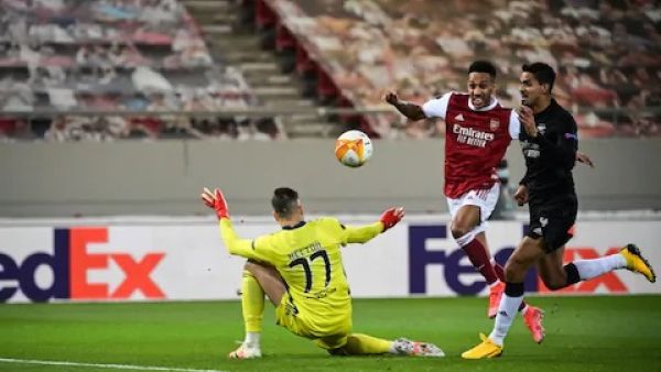 أوباميانغ يقود آرسنال للدور القادم