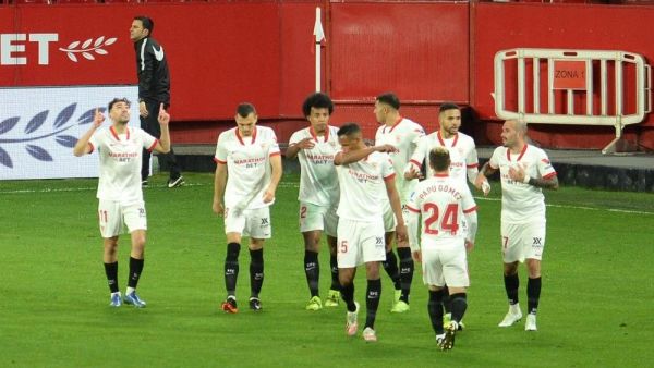 الحدادي (يسار) يحتفل بهدفه