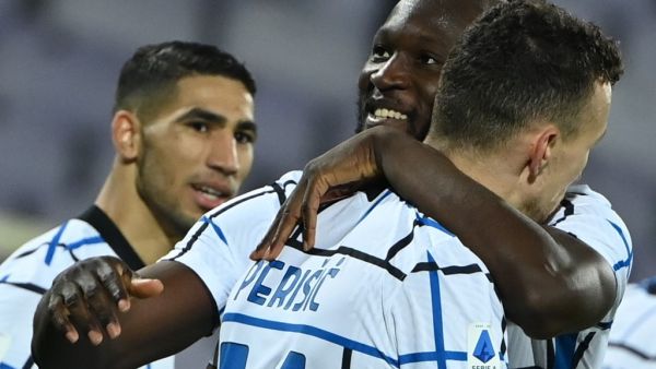 روميلو لوكاكو (وسط) يهنىء بيريشيتش (يمين) بهدفه من صناعة حكيمي (يسار)