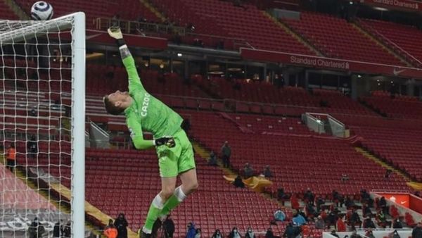 تألق جوردان بيكفورد حارس إيفرتون وتصدى لعدة فرص خطيرة