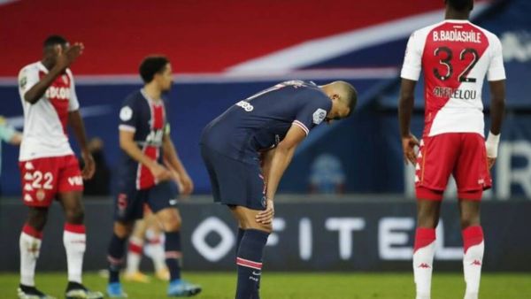 باريس يسقط على أرضه