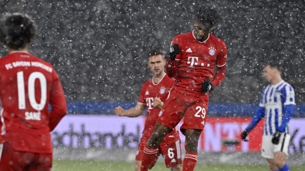 كومان يحتفل بهدفه