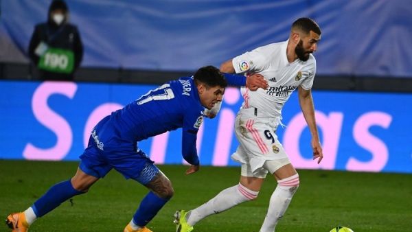 بنزيمة (يمين) يقود الملكي للفوز