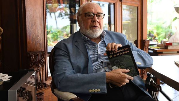  رئيس الإكوادور الأسبق، غوستافو نوبوا