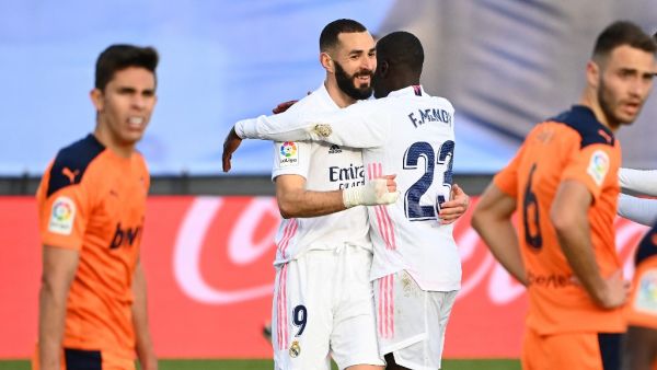 بنزيمة يقود ريال مدريد للتغلب على فالنسيا