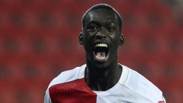 سيما يحتفل بهدفه الحاسم