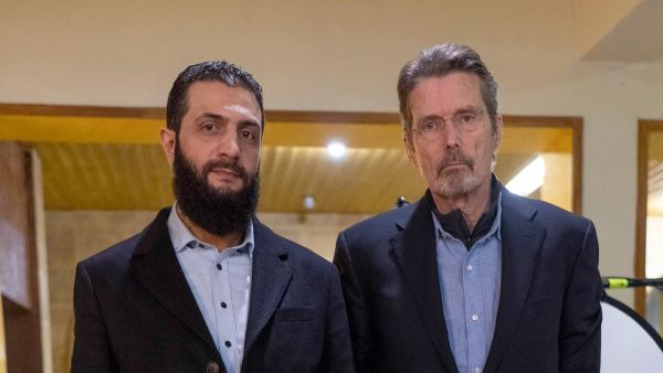 ارتدى الجولاني في الصورة بذلة داكنة اللون من دون ربطة عنق في مظهر لم يعتد عليه الكثيرون