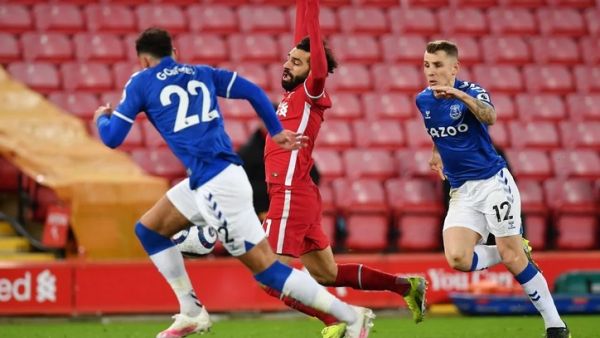 اتهم الكثيرون صلاح وماني بالغطس في اللقاء