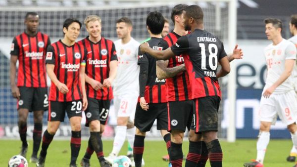 لاعبو فرانكفورت يحتفلون بانتصارهم المهم على بايرن ميونيخ