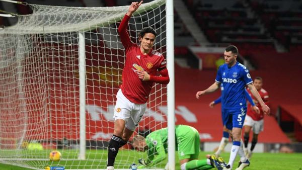 كافاني يحتفل بهدفه