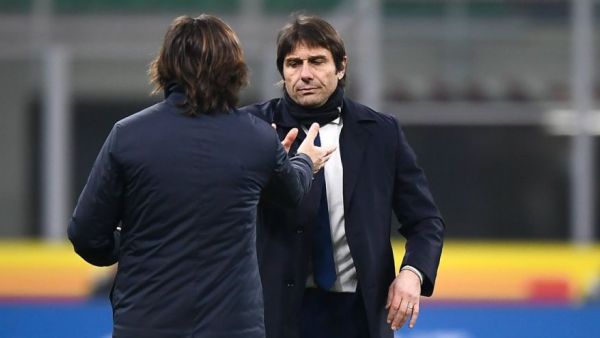 كونتي يصافح أندريا بيرلو مدرب يوفنتوس