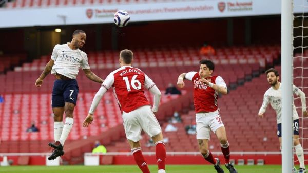 ستيرلينغ يرتقي ليسدد برأسه معلناً عن هدف المباراة الوحيد