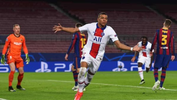 مبابي سجل ثلاثية وقاد الباريسي لفوز تاريخي على ملعب كامب ناو