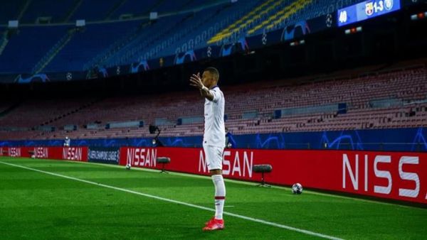 كيليان مبابي يحتفل بهدف له خلال مواجهة باريس وبرشلونة