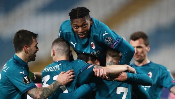 ميلان مطالب بالتأهل