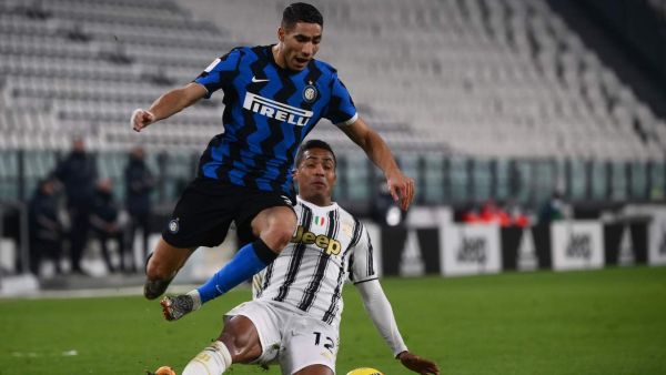 أشرف حكيمي أبرز لاعبي إنتر يتعرض للعرقلة من قبل أليكس ساندرو على حدود منطقة الجزاء