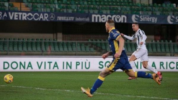 رونالدو (يمين) يسجل هدف يوفنتوس ويبتعد في صدارة هدافي الدوري برصيد 19 هدفاً