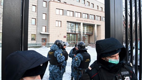Court bailiffs and police officers stand guard outside the Babushkinsky district court before the trial of Russian opposition leader Alexei Navalny, charged with defaming a World War II veteran, in Moscow on February 5, 2021. Kirill KUDRYAVTSEV / AFP
